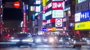 29 Temmuz 2023 Taipei, Tayvan.Night Timelapse sokak manzarası Taipei ana istasyon alışveriş alanı çevresindeki trafik ve arka planda ışıklı reklam panosu olan bina.