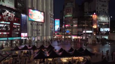 Tayvan 'ın Taipei şehir merkezinde Ximending alışveriş alanı kavşağındaki 26 Temmuz 2023 Taipei, Tayvan manzara manzarası. Gün batımında bir sürü insan turist yaya..