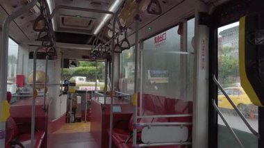 Tayvan 'daki Taipei metropolünün kamu otobüsündeki manzara manzarası, Tayvan' ın dışında tayfunlu hava koşulları olan bir yolcu olmadan şehirde sürerken 27.2023.Taipei, Tayvan