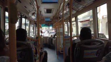 18 Ağustos 2022.Penang, Malezya. Pencerenin dışındaki caddede sokak ve araba trafiğiyle dolu toplu taşıma otobüsündeki manzara manzarası. Georgetown 'da otobüs manzarası.