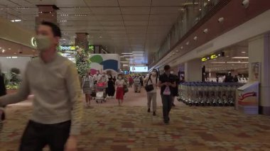 20 Ağustos 2022, Singapur Changi Havaalanı, kalkış salonunun iç mekanı. Yolcu alışverişi kalabalık ve Singapur Changi Havaalanı 'ndaki Terminal 1' de ücretsiz alışveriş yapıyor.