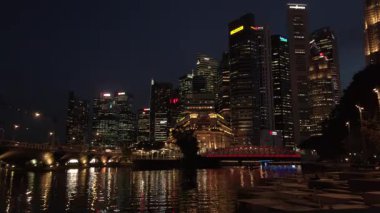 22 Ağustos 2022. Ingilizce. Marina Körfezi Bölgesi 'nde birçok turist ve Singapur Metropolitan' daki gökdelen işletme finans binasının geçmişiyle birlikte gece vakti görüş.