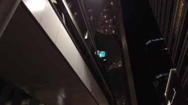 Şehir merkezindeki modern ofis binalarına bakıyorum. Şehir merkezindeki finans binalarına bakıyorum. Gökyüzü saatine kadar olan modern cam binalara bakıyorum.