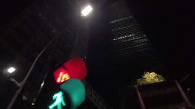 Şehir merkezindeki modern ofis binalarına bakıyorum. Şehir merkezindeki finans binalarına bakıyorum. Gökyüzü saatine kadar olan modern cam binalara bakıyorum.