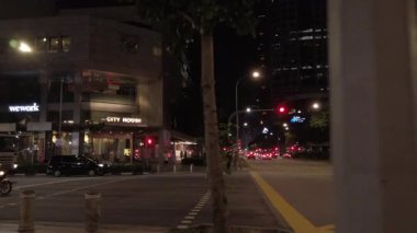 22 Ağustos 2022. Singapur. Singapur şehir merkezindeki Singapur şehir trafiği caddesinde kalabalık gece vakti caddeden karşıya geçerken kavşakta yürürken görüntüyü alın.