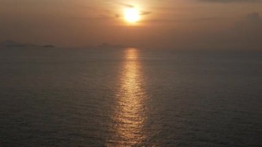 Açık uluslararası denizin doğal manzarası. Phuket bölgesinde güneş doğarken, yolcu gemisinde okyanusta yol alırken. Doğada dolaşmak okyanus manzarası