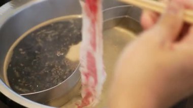 Etli shabu 'yu sebzeyle kapatın. Yemek çubuklarını da et dilimleyip haşlanmış çorba yapın. Japon Asya usulü lezzetli, sağlıklı, Shabu yemeği.