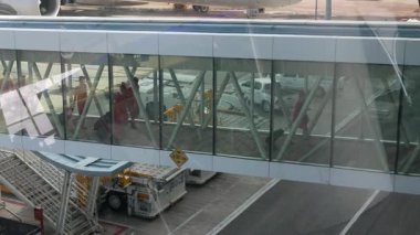 24 Temmuz 2023.Phuket Uluslararası Havalimanı, Tayland. Yolcu yolcu uçağının Aerobridge Jet Köprüsü ya da Jet Köprüsü ya da Hava Köprüsü üzerinden bir uçağa binişi..