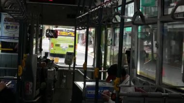 30 Temmuz 2023 Taipei, Taiwan.manzara görüntüsü Taipei metropolü kamu otobüsünün içinde, şehirde hareket halindeyken.