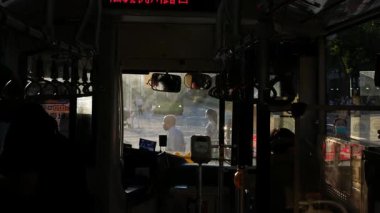30 Temmuz 2023 Taipei, Taiwan.manzara görüntüsü Taipei metropolü kamu otobüsünün içinde, şehirde hareket halindeyken.