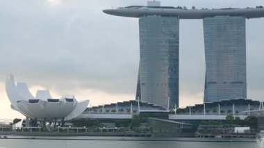 Singapur 'un merkez iş bölgesinde gökdelenler inşa eden gökdelenli marina körfezi su cephesi manzarası. Gündüz vakti gökdelen binası ile gökdelenler.