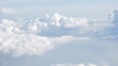 Beyaz kabarık bulutlu mavi gökyüzü bulutların üzerinde uçuyor güneşli bir günde yazın hareket eden bulutlarla yaz bulutlarının arka planında