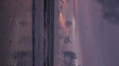 Deniz kıyısı beyaz kum pürüzsüz plajı turkuaz tropikal su denizi ile günbatımında biraz dalga olan vanilya gökyüzü tropikal doğa yaz manzarası, tatil arka planı