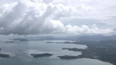 Tayland 'ın güneyindeki Phuket adasındaki tropikal seyahat noktasında güzel okyanus üzerindeki bulutların üzerinde kalın bir bulut.