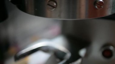 Kahveye yakın Portafilter kovası kahve öğütücüsünden kahve öğütücüsüne sabah içeceği için espresso yapmaya hazır kahve çekirdeğini doldurmak için.