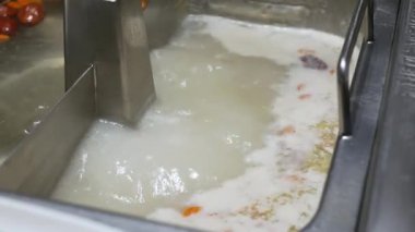 Çin usulü Shabu shabu 'ya 4k video POV. Yemek için sıcak tencereden dilimlenmiş domuz eti seçerken. Çin yemeği Japon yemeği.