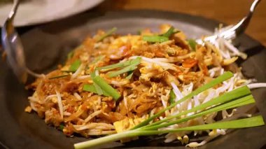 Geleneksel Tayland yemeği, Karides Pad Thai, Tayland yemeği gibi kuru erişte sokak yemekleri tabakta hazır bekliyor.
