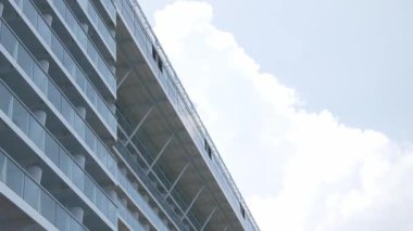 Tropikal yaz tatilinde açık mavi gökyüzüne karşı yolcu gemisinin güvertesine bakın. Dev lüks yolcu gemisi denize yanaşıyor.