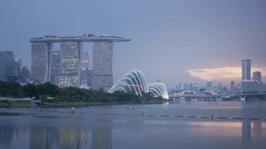Singapur ufuk çizgisi şehir Singapur nehrinin kıyısında modern ofis gökdelenleri ile günbatımında merkez iş bölgesinde yüksek finansal binalar güzel zaman. Modern binalar gökyüzü.