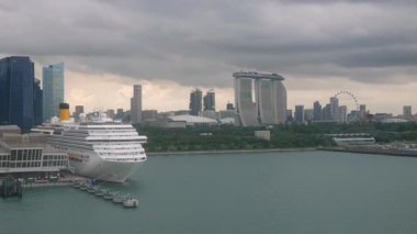 Nisan 27.2023. Gündüz vakti Marina Körfezi Cruise Terminali 'nden Singapur şehrinin manzarası ile birlikte yaz tatilinde birçok önemli turizm merkezi.