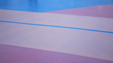 Yürüyen ya da koşan insanların bulunduğu yolcu yolcu yolcu gemisinde koşan koşu pistine bakın, fitness spor arka planları