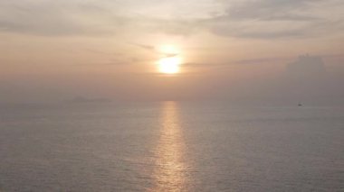 Açık uluslararası denizin doğal manzarası. Phuket bölgesinde güneş doğarken, yolcu gemisinde okyanusta yol alırken. Doğada dolaşmak okyanus manzarası