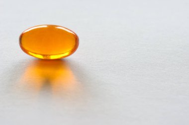 Paketlemedeki turuncu hapların detayları ve sağlık hizmetleri için izole edilmiş