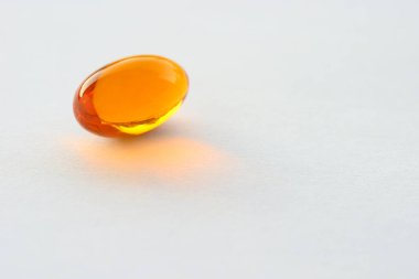 Paketlemedeki turuncu hapların detayları ve sağlık hizmetleri için izole edilmiş