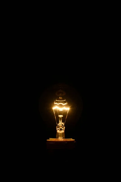 Vintage Incandescent Bulb Emits Warm Nostalgic Glow Timeless Charm — Stock Photo, Image