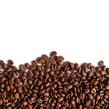 Beyaz arka planda izole kahve çekirdekleri