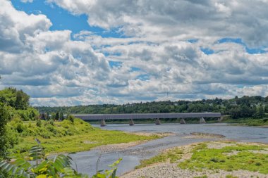 Dünyanın en uzun örtünmüş köprüsünün altı, Hartland New Brunswick, Kanada.