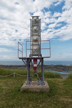Beton bazlı bir sis düdüğü yığını. Sisli bir günde gemiler için uyarı olarak kullanılır..