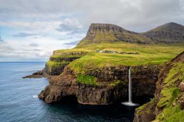 Mulafossur Şelalesi, Vagar, Faroe Adası 'nın uzun bir görüntüsü..