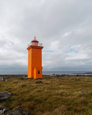 Stafnesviti turuncu deniz feneri İzlanda 'nın güneybatı kıyısında yer almaktadır..
