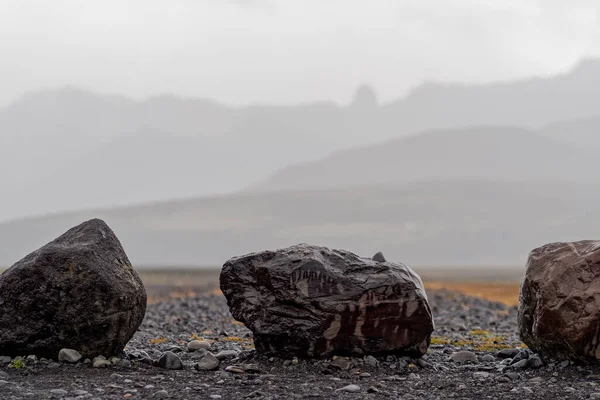 Drei Große Felsen Hindern Fahrzeuge Daran Einen Steinigen Feldweg Befahren — Stockfoto