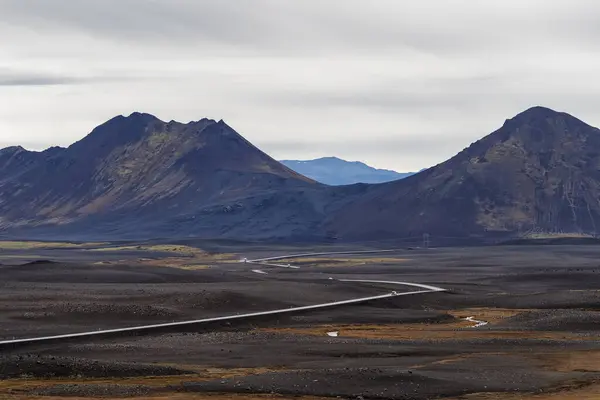 Een Onvruchtbaar Rotsachtig Landschap Met Een Weg Naar Bergen Ijsland — Stockfoto