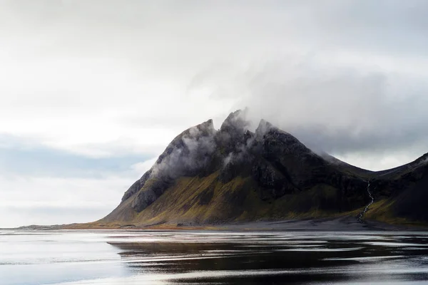Het Opvallende Ijsland Landschap Met Wolken Bergen — Stockfoto
