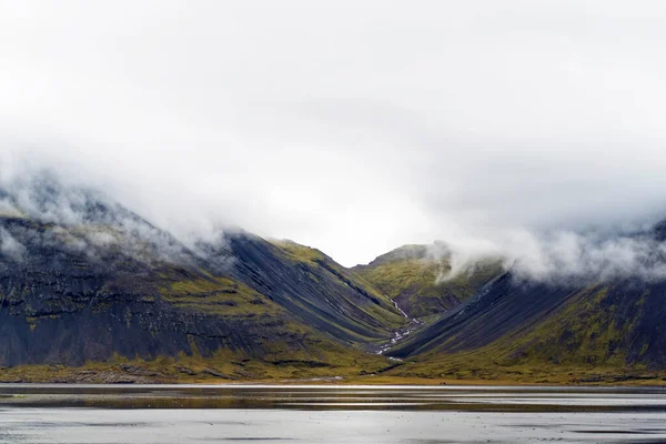 Поразительный Исландский Пейзаж Облаками Горами — стоковое фото