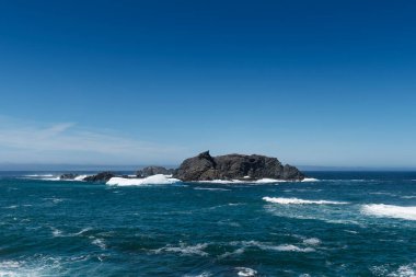 Sahildeki Twillingate, Newfoundland ve Labrador, Kanada 'nın balıkçı köyünde görkemli bir buzdağı.. 