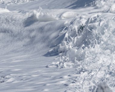 Bir okyanus dalgası yakın çekim, enerjiyi ve hareketi gösteriyor.. 