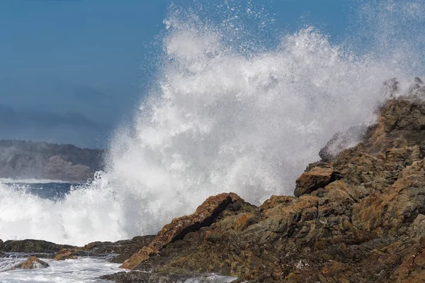 Vlny Narážející Pobřeží Rugged Newfoundland Labrador Ukazují Krásu Geologické Rysy — Stock fotografie