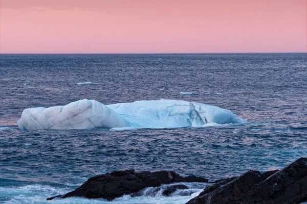 바다의 파도와 움직이는 아름다운 빙산입니다 빙산은 초여름에 뉴펀들랜드와 래브라도의해 안선을 — 스톡 사진
