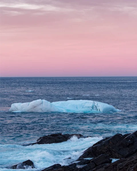 Ένα Όμορφο Παραλιακό Παγόβουνο Κινείται Κύματα Του Ωκεανού Αυτά Παγόβουνα — Φωτογραφία Αρχείου