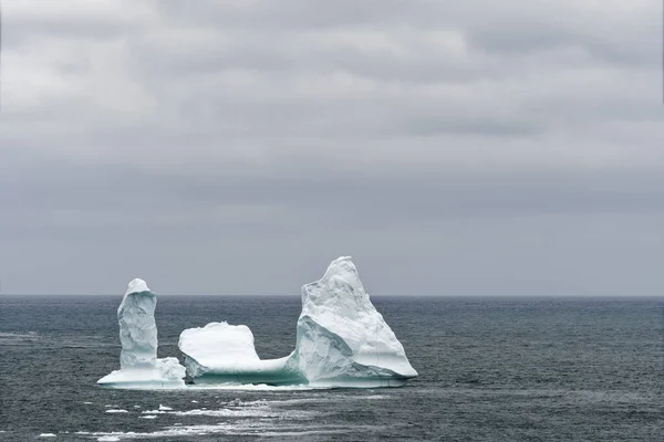 Iceberg Majestoso Perto Costa Vila Piscatória Harbour Grace Terra Nova — Fotografia de Stock