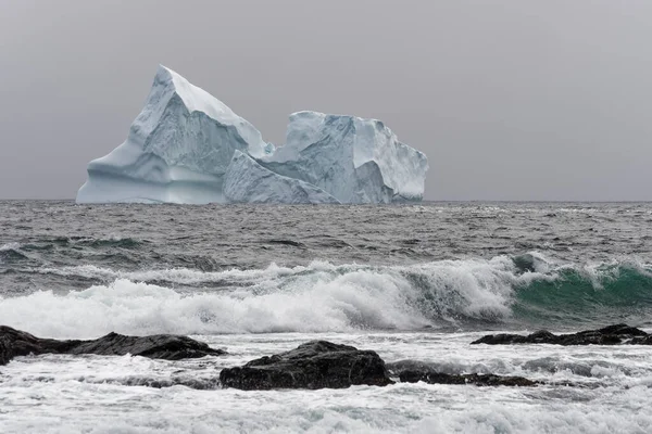 カナダのニューファンドランド ラブラドール州フェリーランドの漁村の海岸近くの壮大な氷山 — ストック写真
