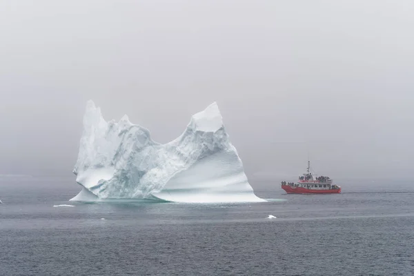 Туристическая Лодка Проходит Айсберг Туманный День Сделанный Июня 2023 Года — стоковое фото