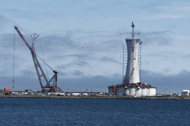 Newfoundland ve Labrador, Kanada 'da inşaat halindeki bir yerçekimi merkezli petrol ve gaz platformu. 