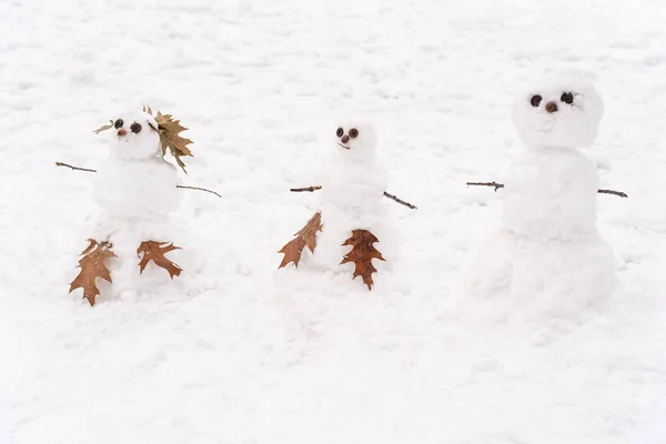 Cute Trzech Białych Bałwanów Stojących Śniegu Tle Ziemi Zimie Pojęcie — Zdjęcie stockowe