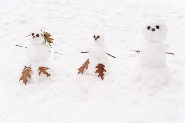 Mignon Trois Bonhommes Neige Blancs Debout Sur Fond Sol Enneigé — Photo