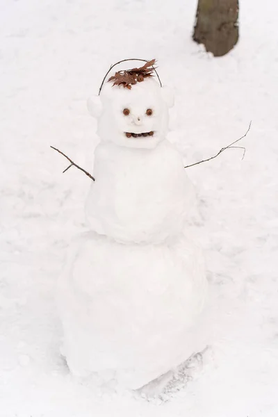 Милий Білий Сніговик Стоїть Фоні Снігових Дерев Взимку Концепція Сезонів Стокове Зображення
